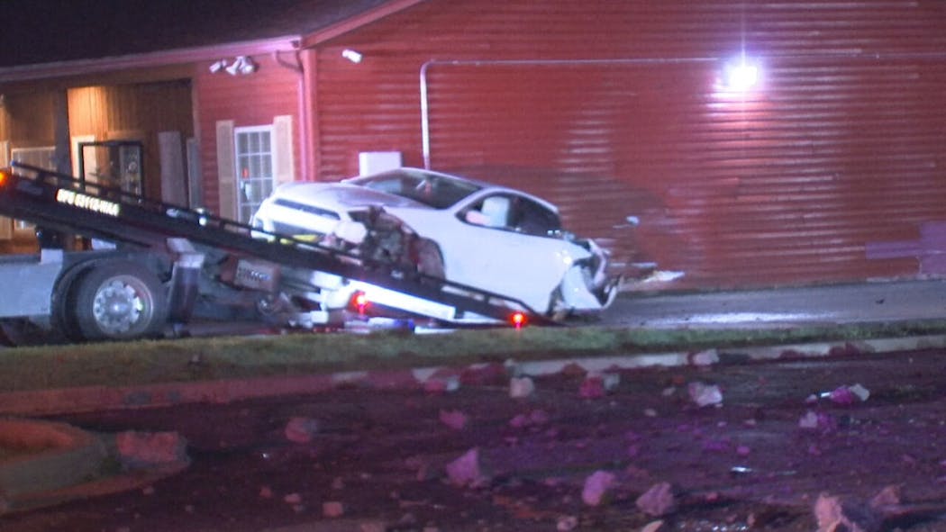 Car crashes into Cajun Ed's Restaurant