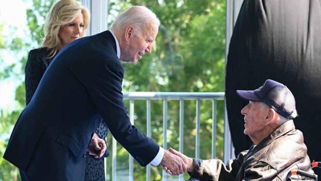 President Biden speaks with a US WWII veteran.